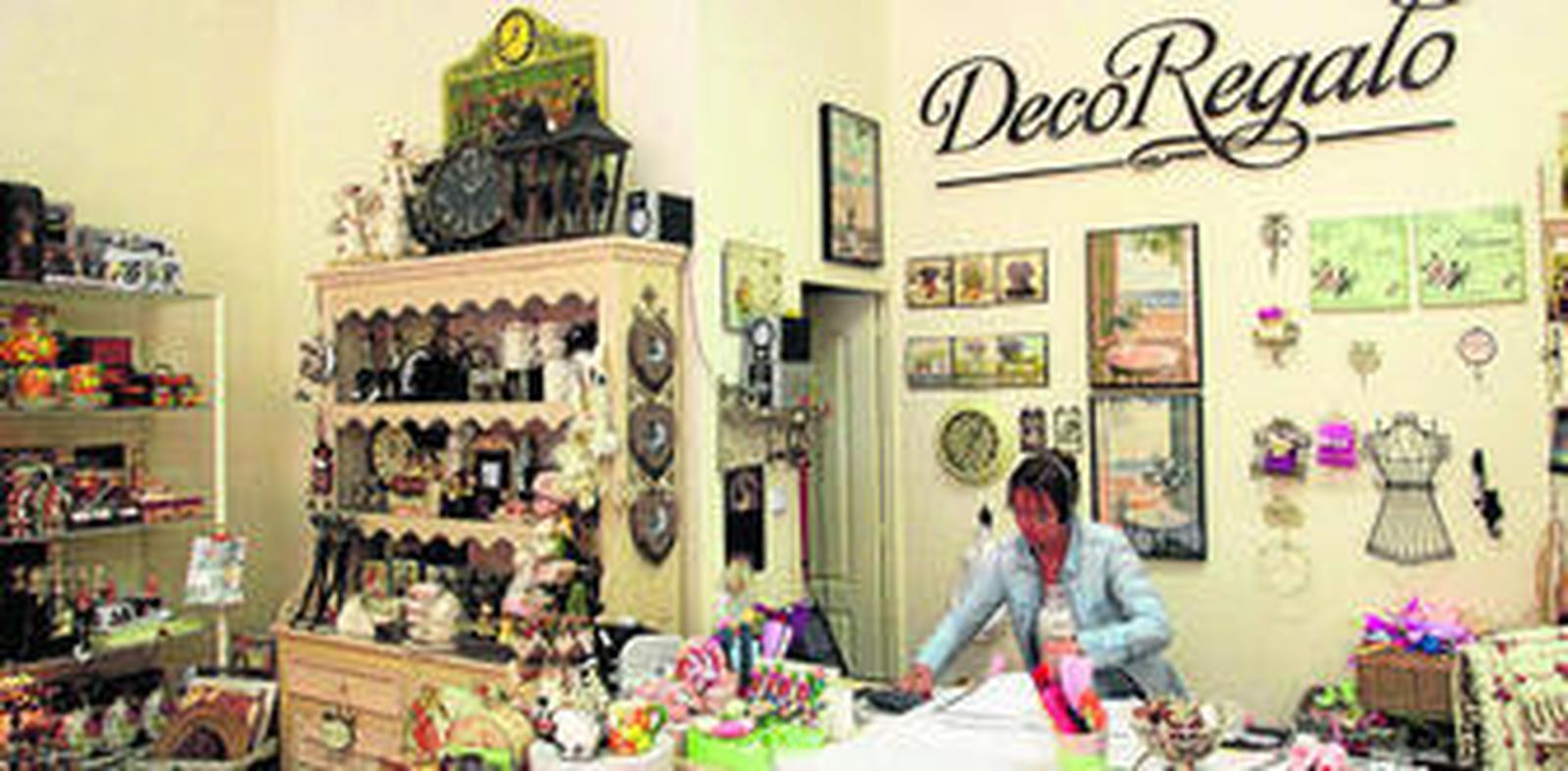 La tienda abarca un gran surtido de muñequitos y objetos que cumplen la doble función  de adornar y servir en el funcionamiento diario de un hogar. Todo ello con la atención directa de Viktoria, especializada en empaquetación artística como se ve en la imagen a la derecha de estas líneas.