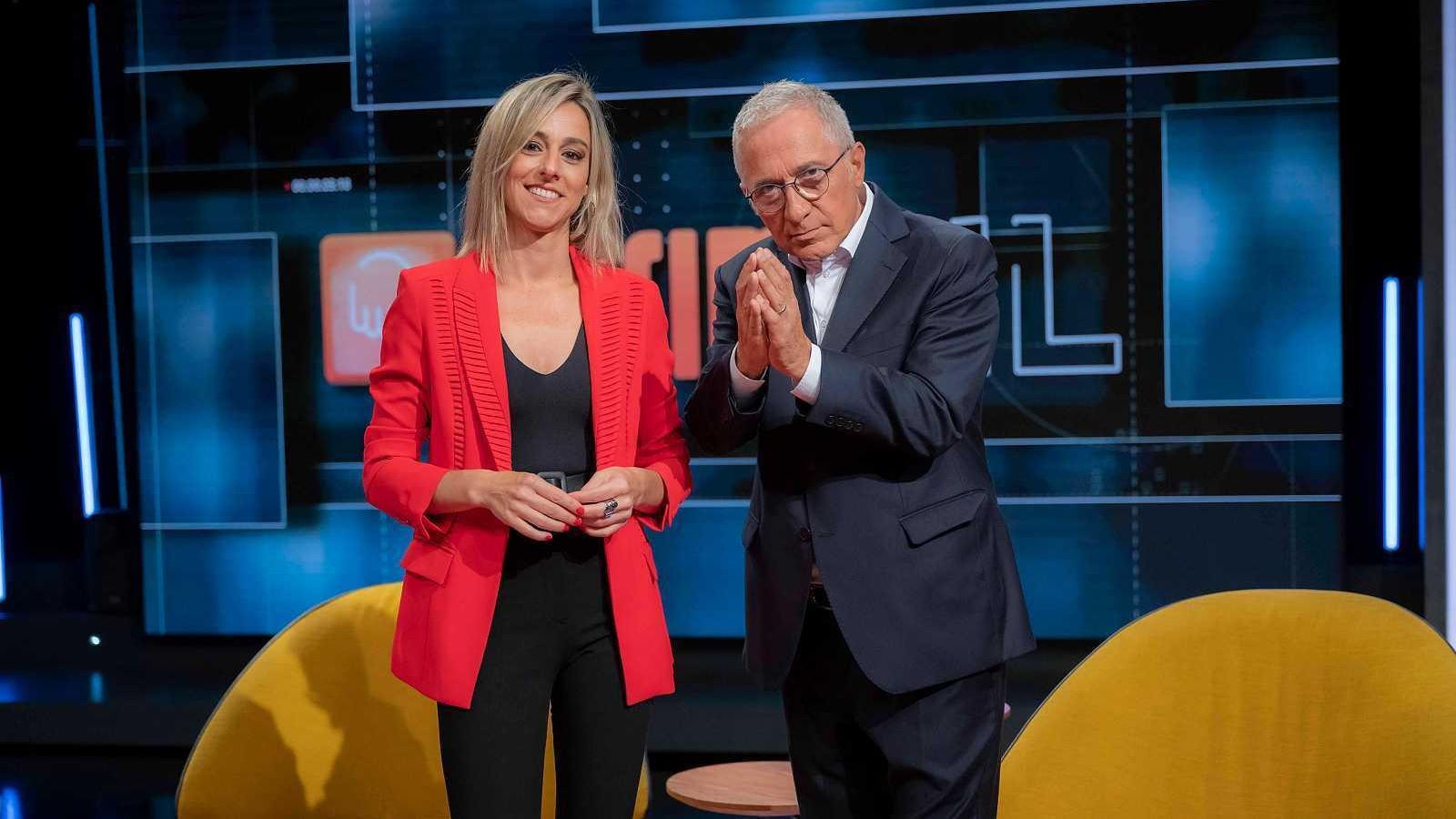 Marta Boadas y Xavier Sardá en el plató de 'Obrim Fil', programa de prime time de La 1 sólo para Cataluña