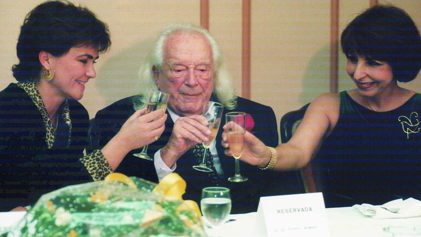Brindis de Alberti en su 94 cumpleaños con María Asunción Mateo y la entonces consejera de Cultura, Carmen Calvo