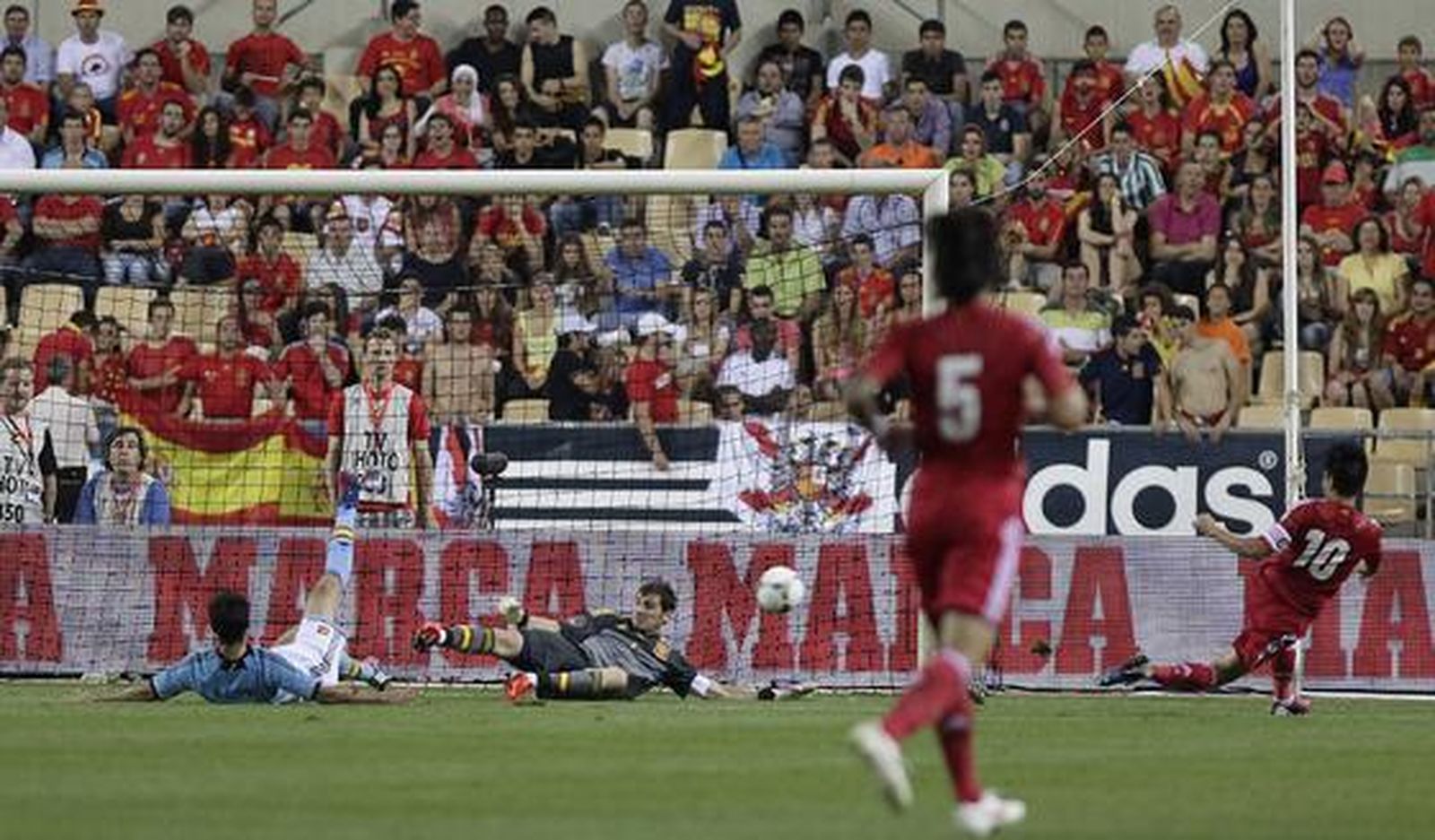 España vence a China gracias a la chispa y la magia de Silva e Iniesta en el último amistoso antes de la Eurocopa.

Foto: Antonio Pizarro