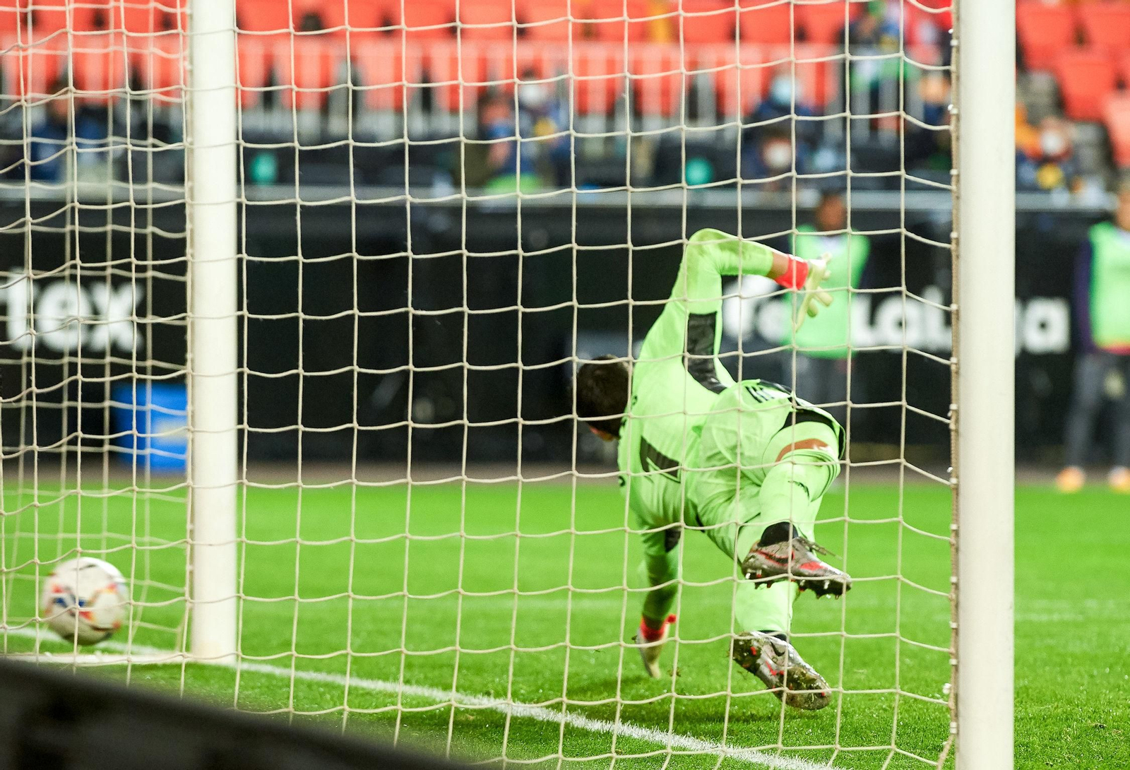 Courtois no puede llegar al penalti lanzado por Carlos Soler.