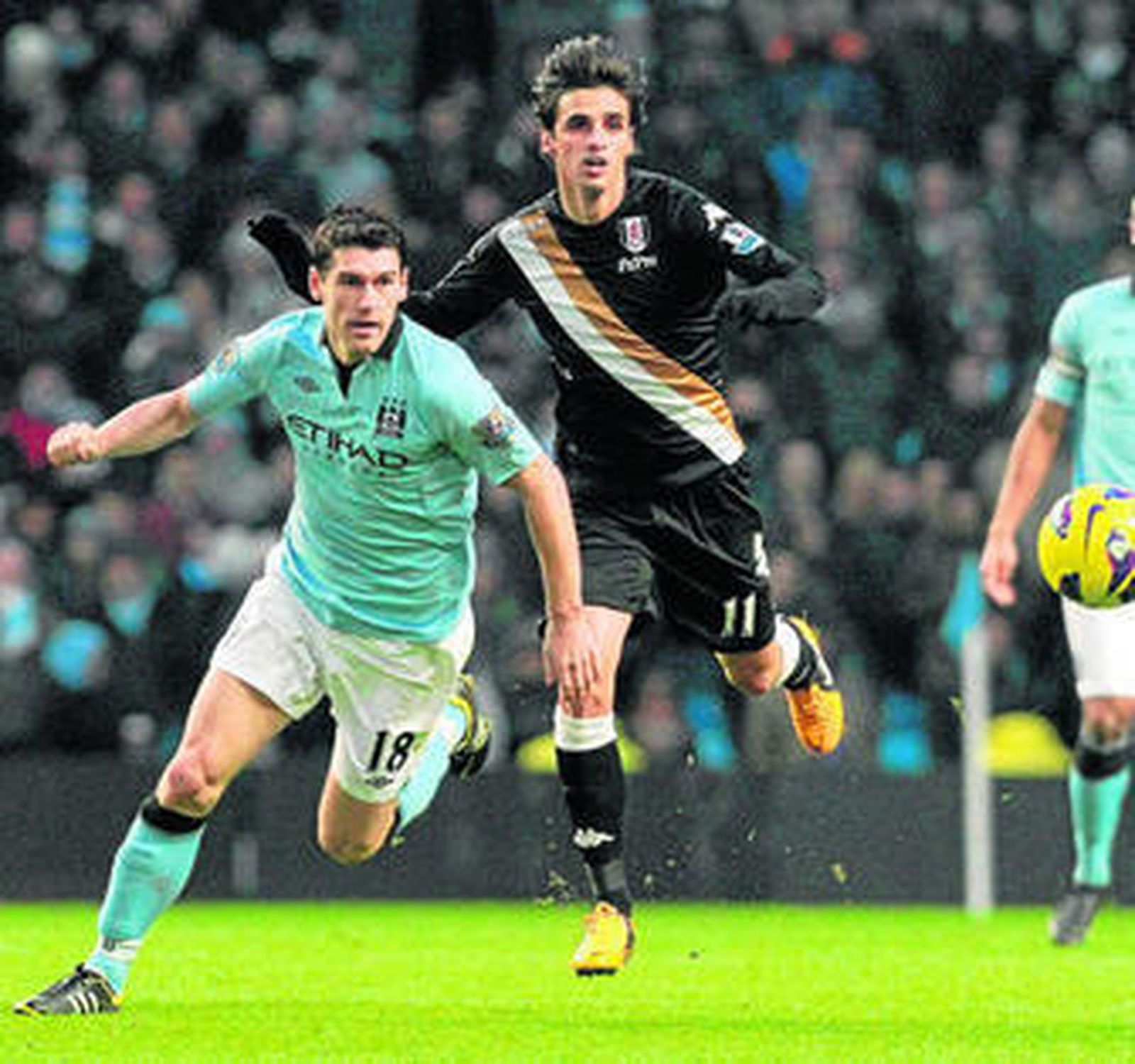 Bryan Ruiz disputa el esférico con el jugador del City Gareth Barry.