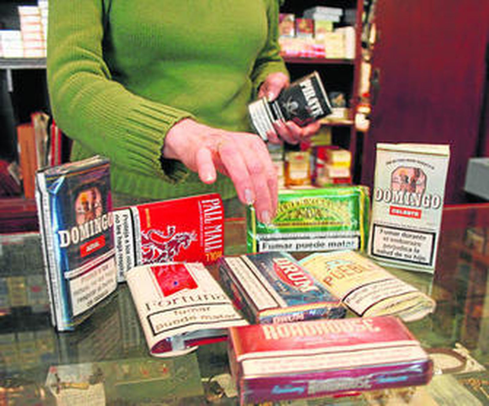 Bolsas de tabaco para liar en un estanco.