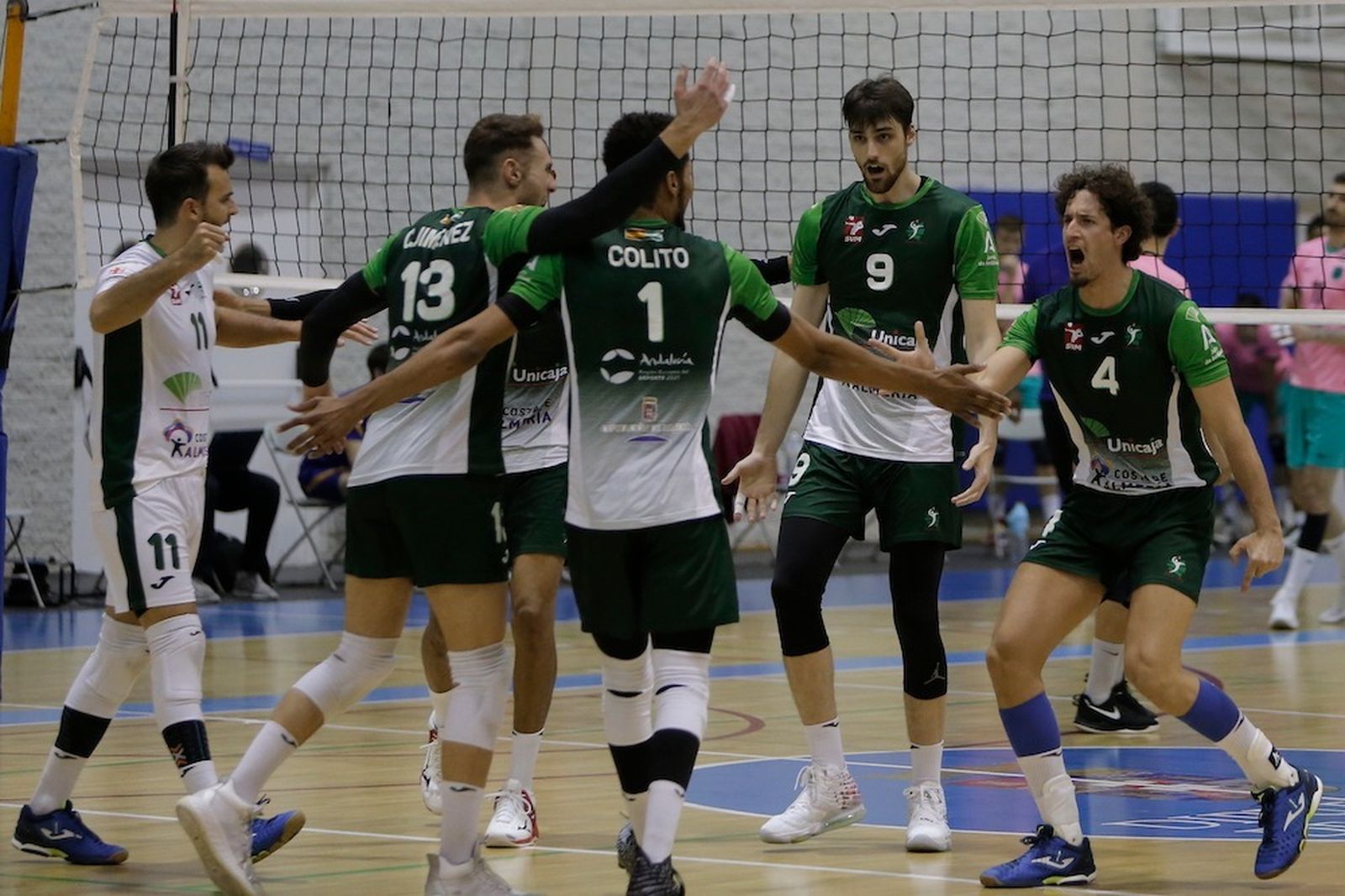Jugadores de Unicaja Costa de Almería celebrando un punto.