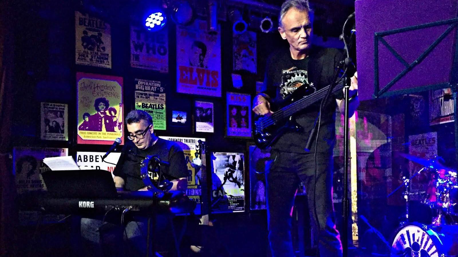 Manuel Porras (izquierda), en un concierto con la Burned Doctor's Band.
