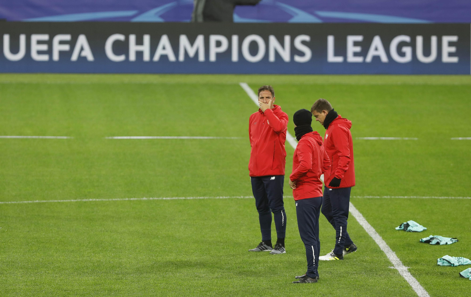 Eduardo Berizzo dialoga tapándose la boca con Ernesto Marcucci y otro abrigado ayudante en el estadio del Spartak de Moscú.