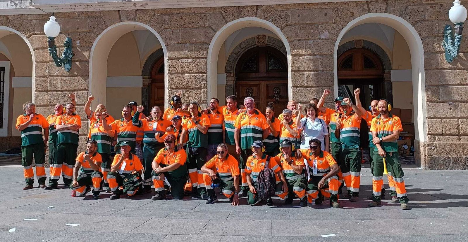 Los trabajadores de Parques y Jardines, en una protesta ante el Ayuntamiento de Cádiz, el pasado junio.