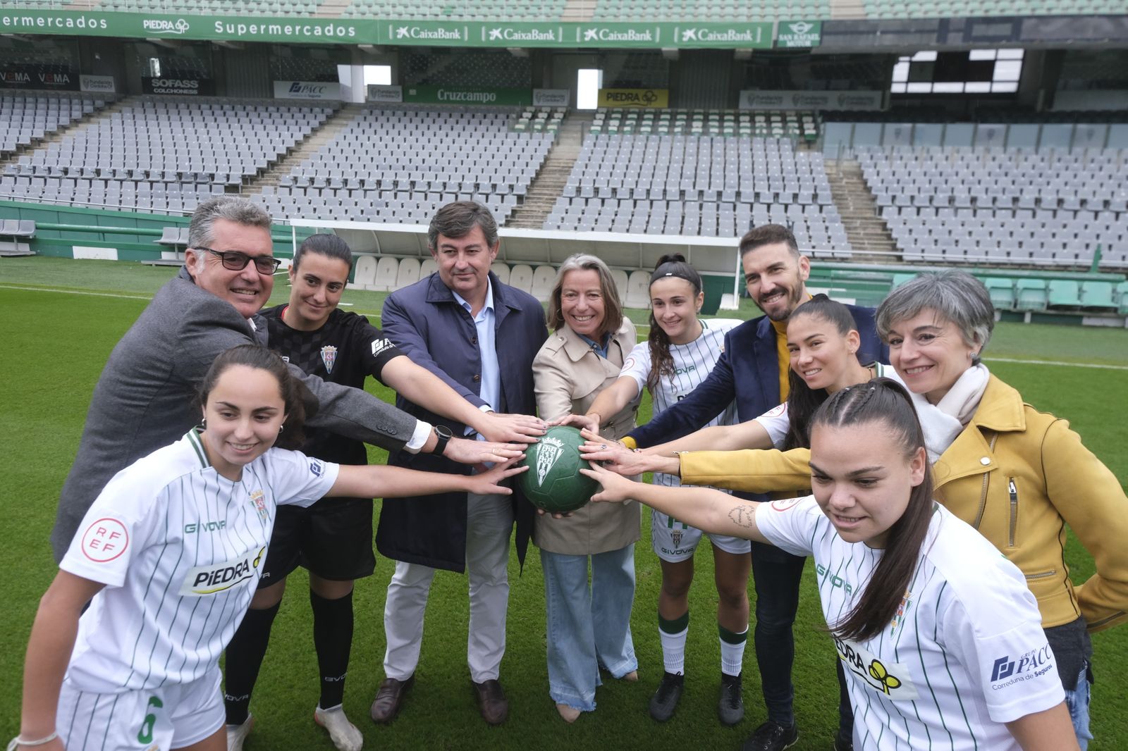 Las autoridades y las jugadoras del Córdoba Femenino, durante la presentación del partido.