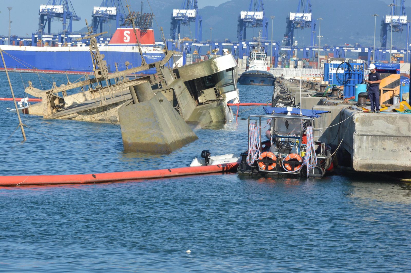 El buque, ya adrizado, en uno de los muelles de la zona de pasajeros del puerto de Algeciras, ayer.
