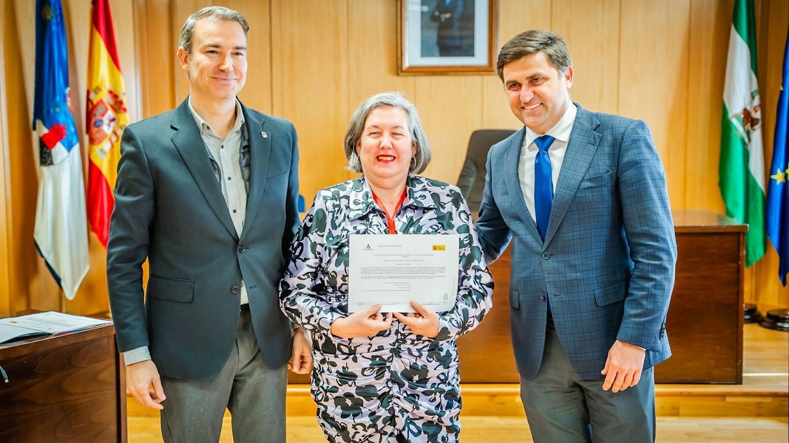 Una de las personas beneficiarias de la formación exhibe su diploma acreditativo.