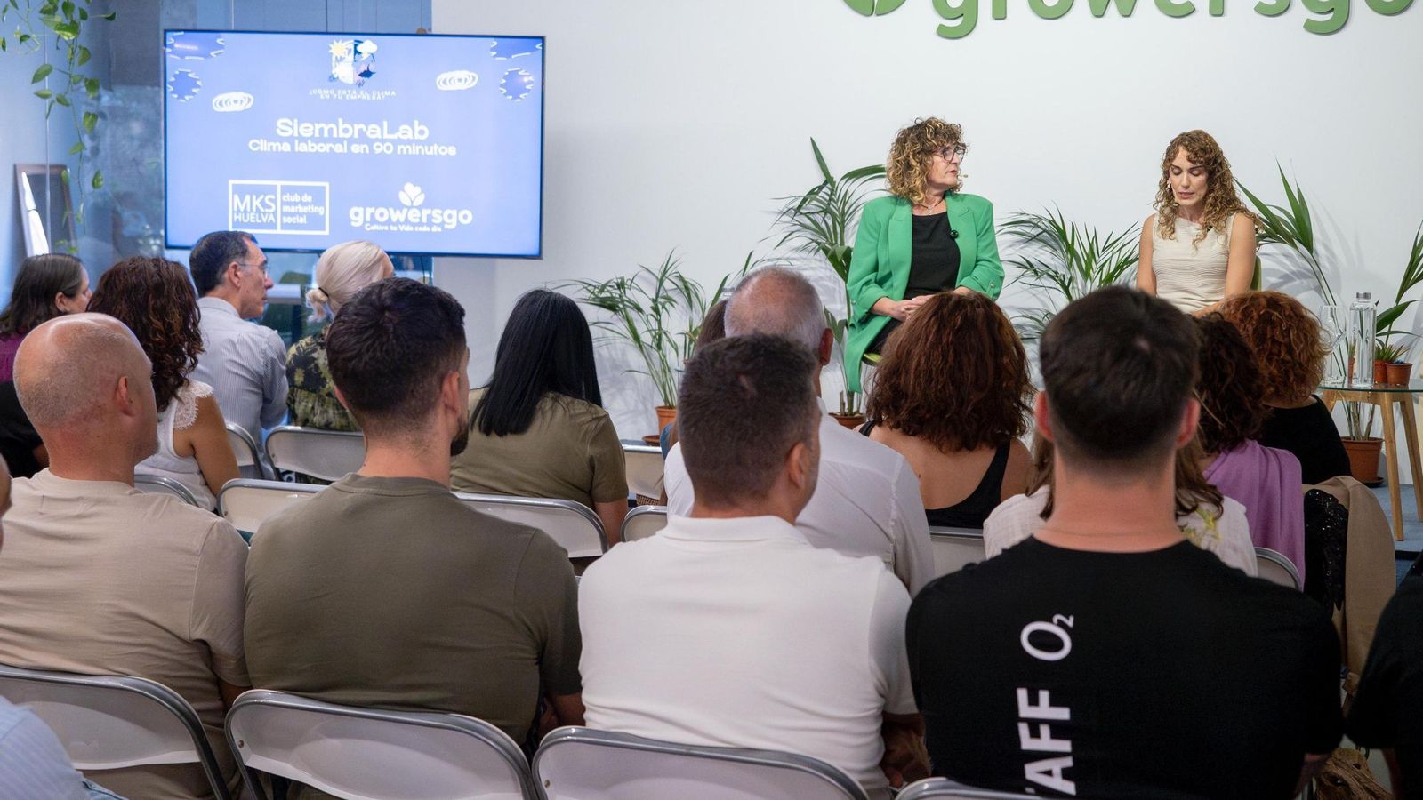 Apertura del evento SiembraLab a cargo de Laura Cebrino (GrowersGo) y Lola Pelayo (MKS Huelva).