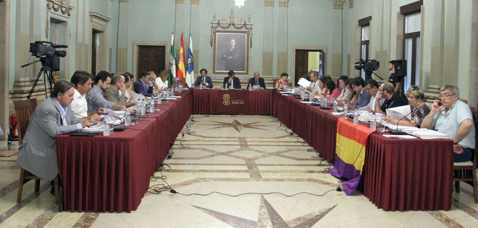 Los concejales de los diferentes grupos políticos durante el Pleno ordinario celebrado ayer en el Ayuntamiento de Huelva.