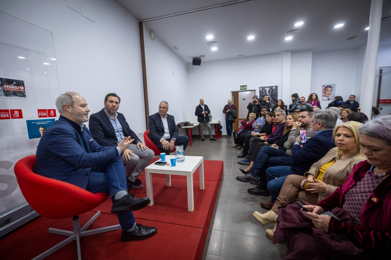 El ministro Óscar Puente, en la sede del PSOE local de Cádiz junto a José Ramón Ortega y Juan Carlos Ruiz Boix.