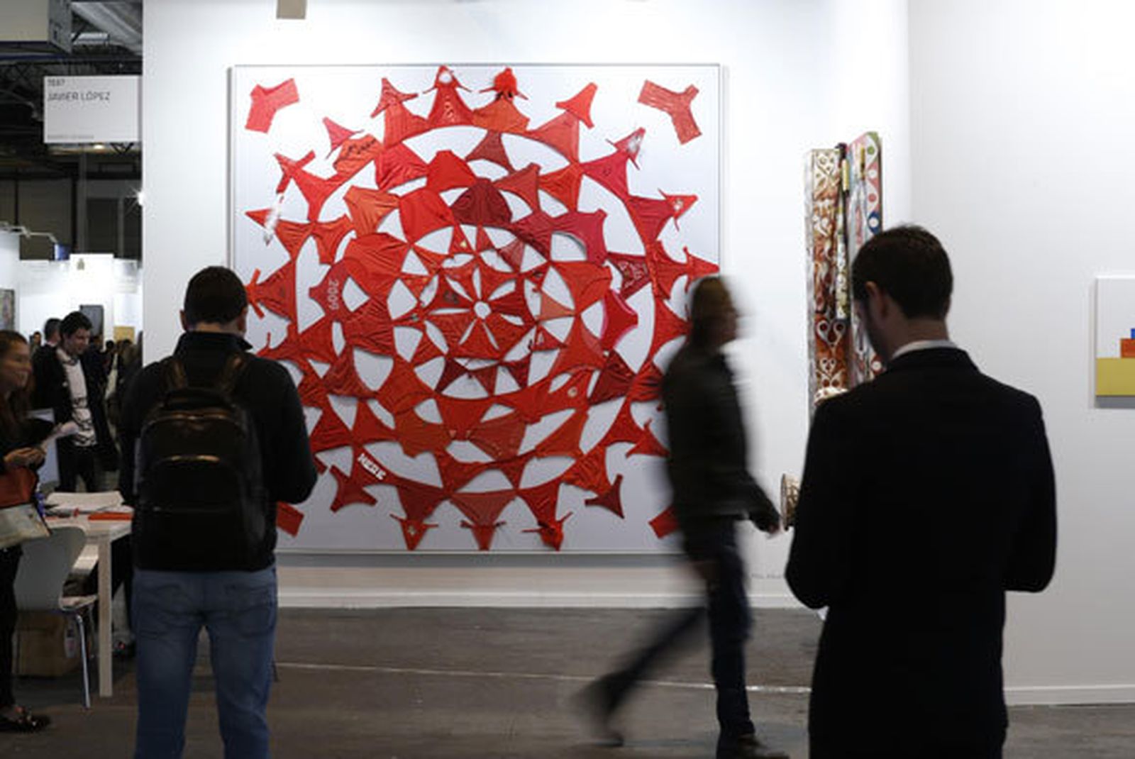 El 'Mandala (rojo)' de Pilar Albarracín, una de las piezas más vistosas de la feria. / José Ramón Ladra