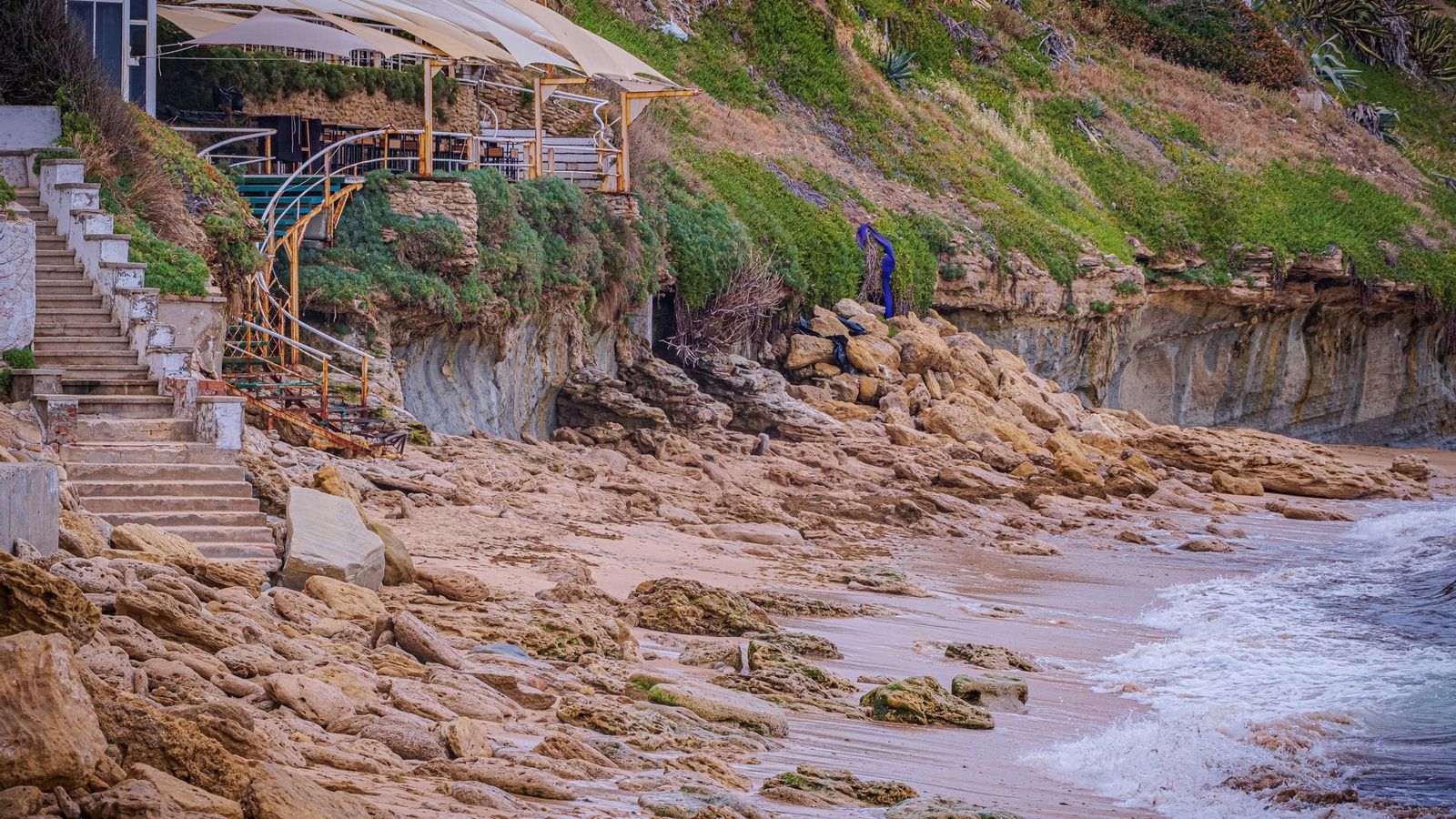Vista de la playa de El Pirata, con la Mecarola al fondo.