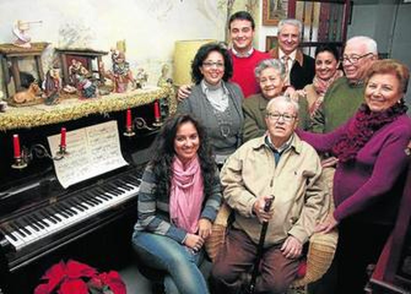 1. José Alberto Rodríguez en casa de sus abuelos. 2.  Antonio Ternero en Reino Unido. 3.  Carolina García Rizo posa junto al árbol de Navidad. 4.  Miguel Lozano Benito en la sede del CERN en Ginebra. 5. Carlos Javier Tomás en Puerto Rico muestra una langosta autóctona. 6. María Lapetra con el belén de 'Diario de Sevilla' de fondo.