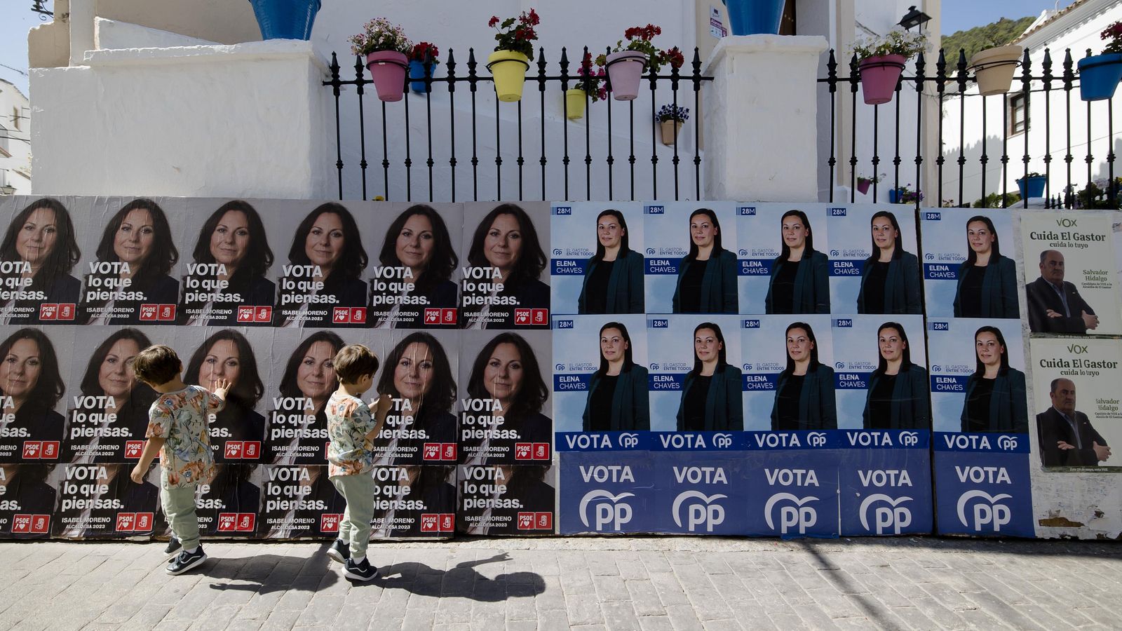 Carteles electorales de tres de los cuatro candidatos que concurren a las próximas elecciones municipales. Carteles electorales de tres de los cuatro candidatos que concurren a las próximas elecciones municipales.