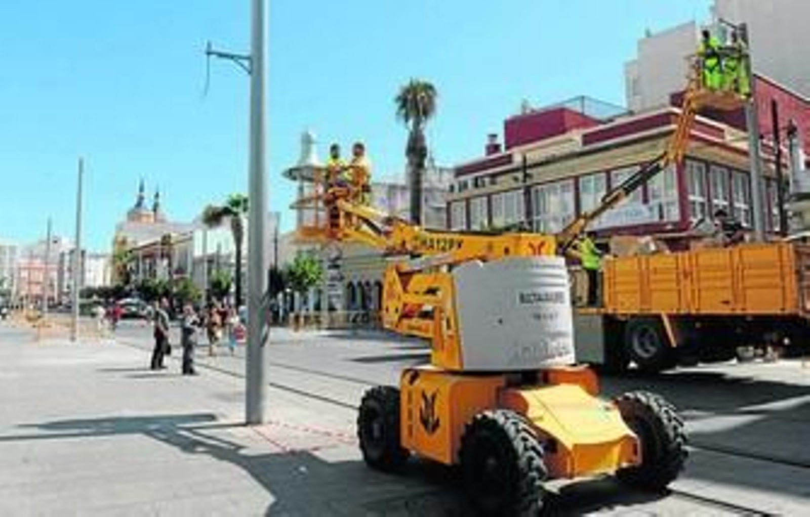 Primeros brazos y luminarias instalados en las catenarias del tranvía.