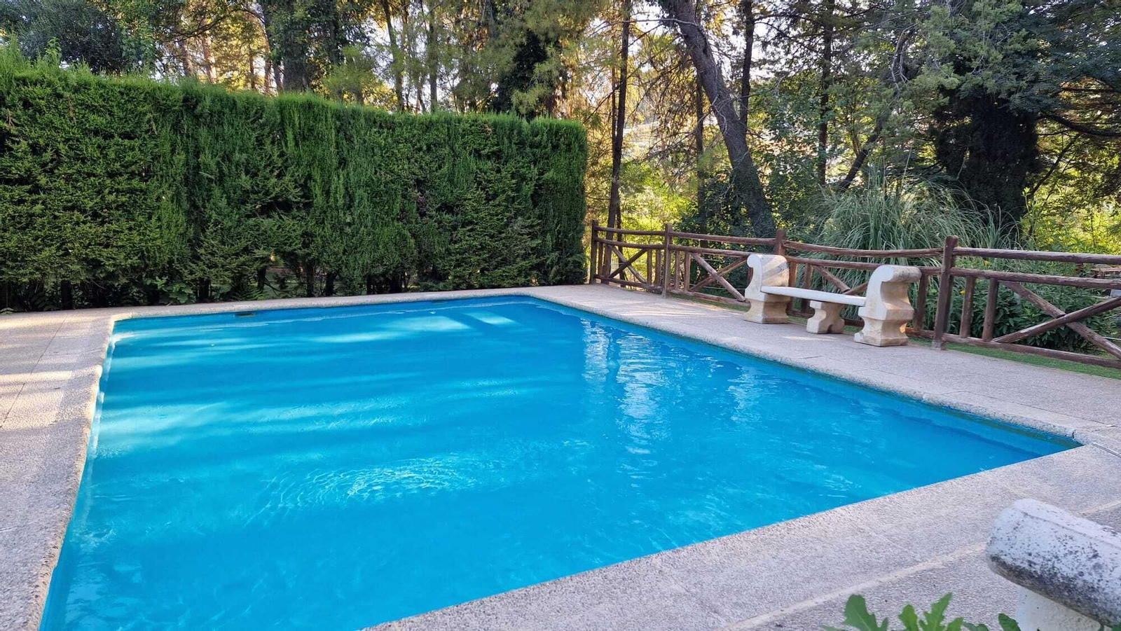 También hay piscina exterior si prefieres ver naturaleza.