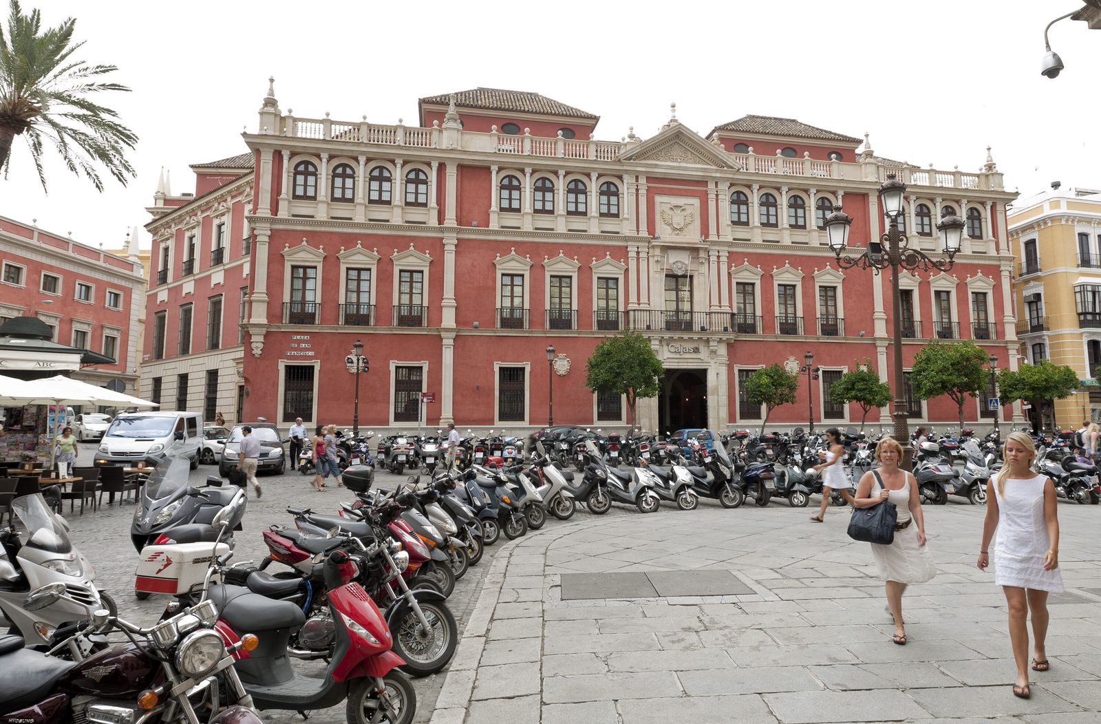 Vista de  la sede social de  Cajasol  en la Plaza  de  San  Francisco  en Sevilla.
