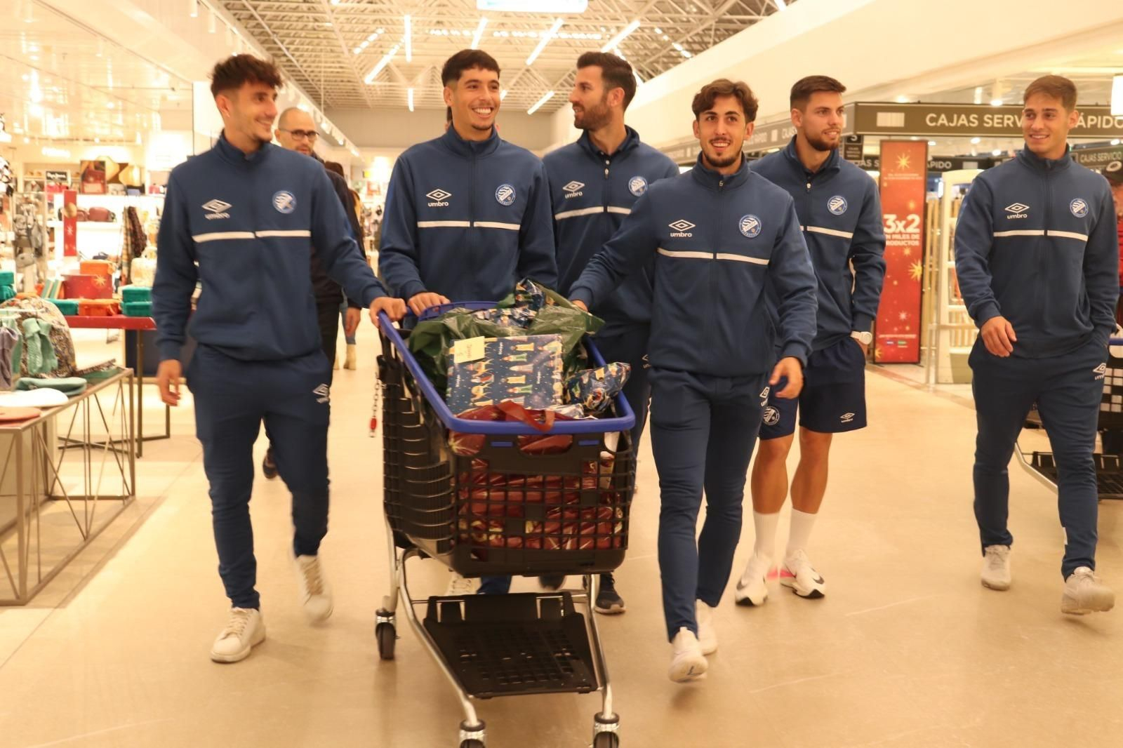 El Xerez DFC entrega regalos a los niños ingresados en el Hospital de Jerez