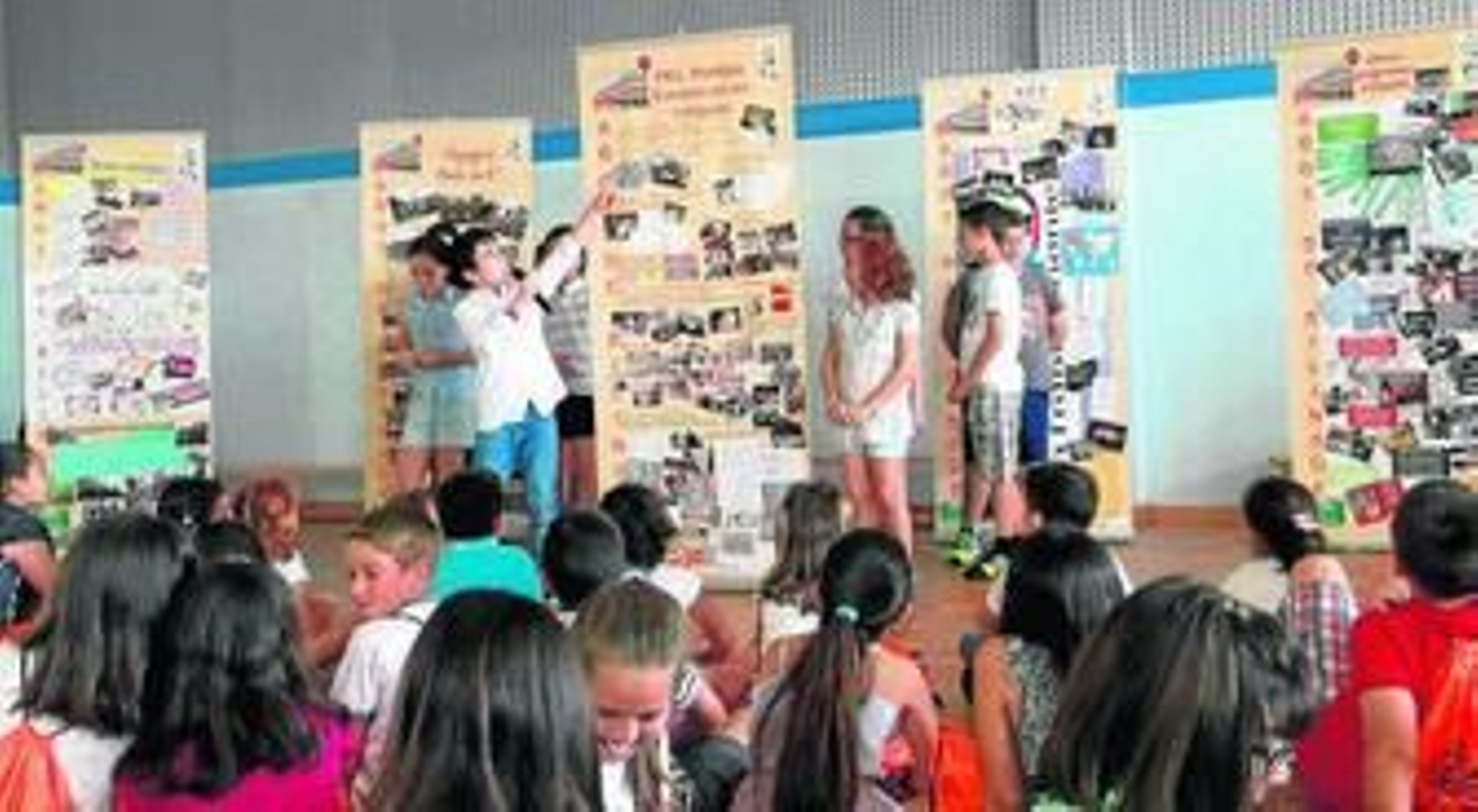 Alumnos del Reggio utilizaron paneles para explicar sus diez años de programa bilingüe.