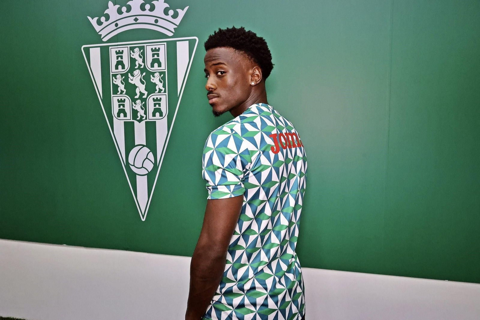 Camiseta de calentamiento del Córdoba CF 2024-25.