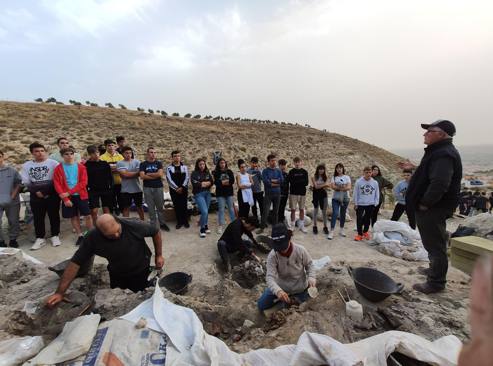 Los expertos que trabajan sobre el yacimiento Baza 1 comparten sus hallazgos con un grupo de escolares