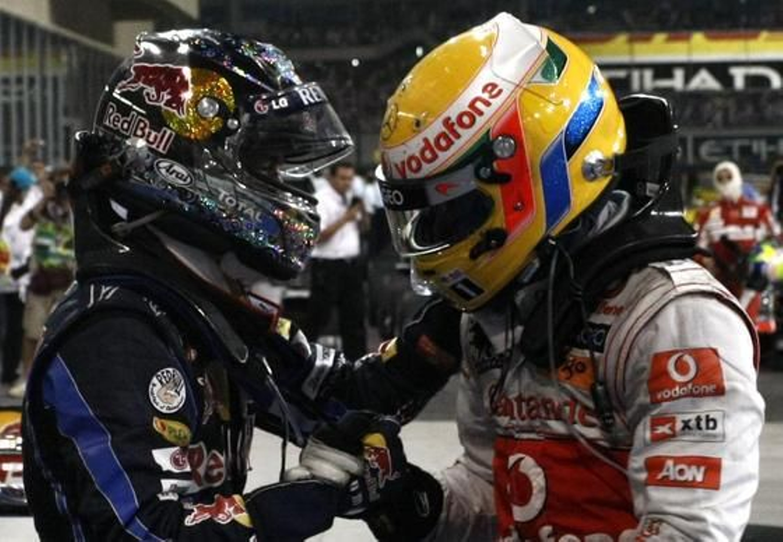 Sebastian Vettel saluda a Lewis Hamilton tras la carrera de Abu Dhabi. 

Foto: AFP Photo