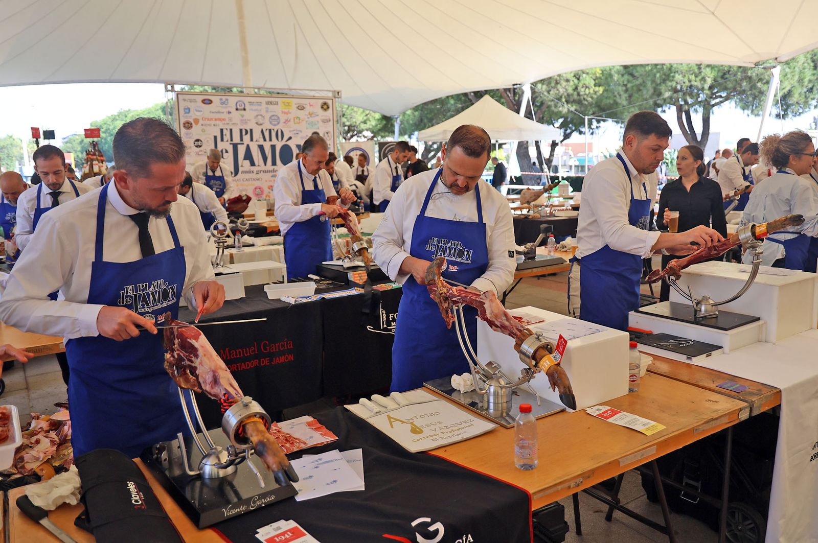 Huelva consigue el récord Guinness con el plato de jamón más grande del mundo, en imágenes