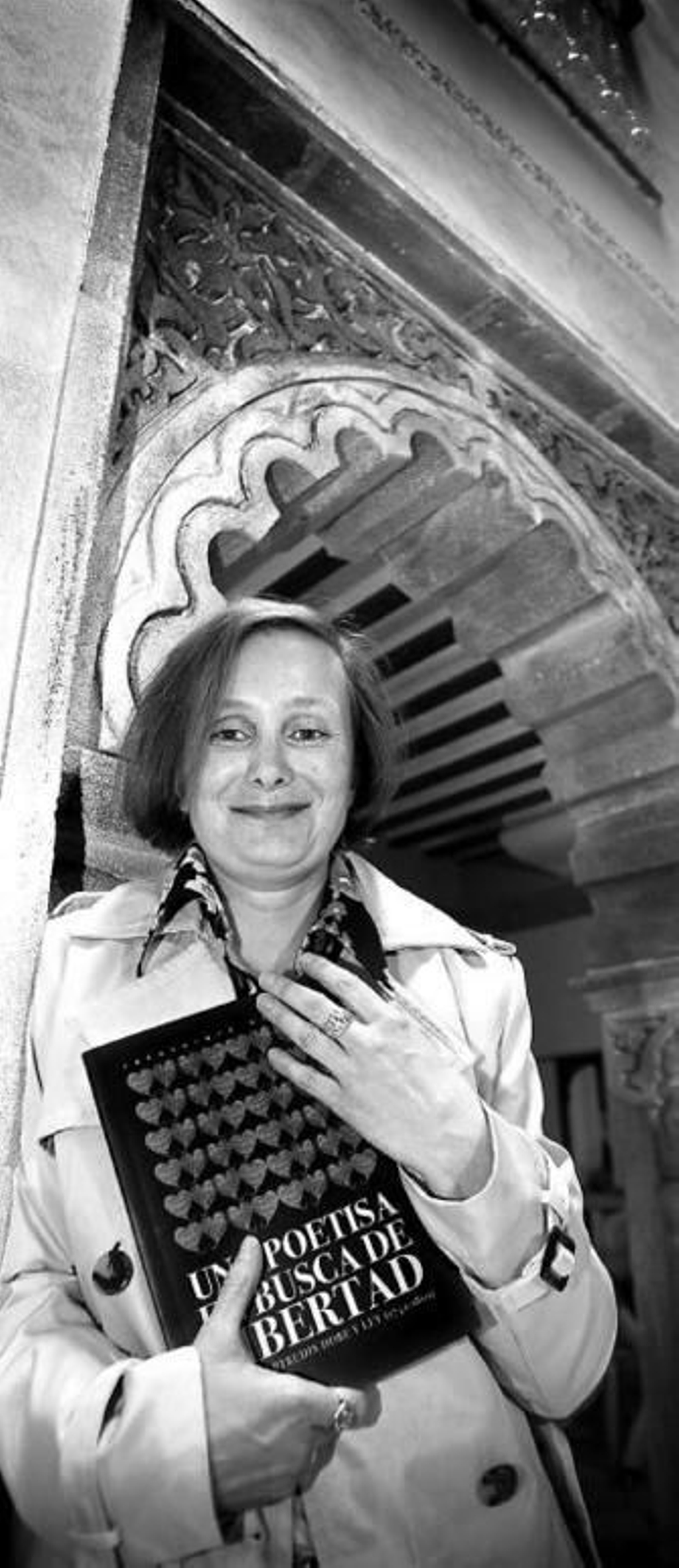 Frédérique con su libro, diseñado por Emotive Project.