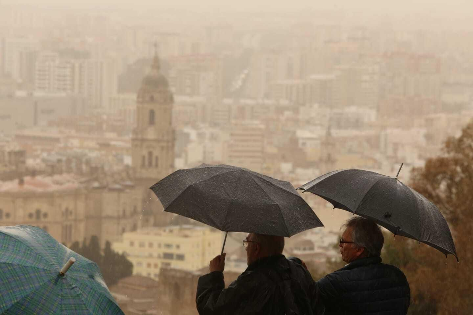 Fotos del efecto de la calima en Málaga y en sus coches