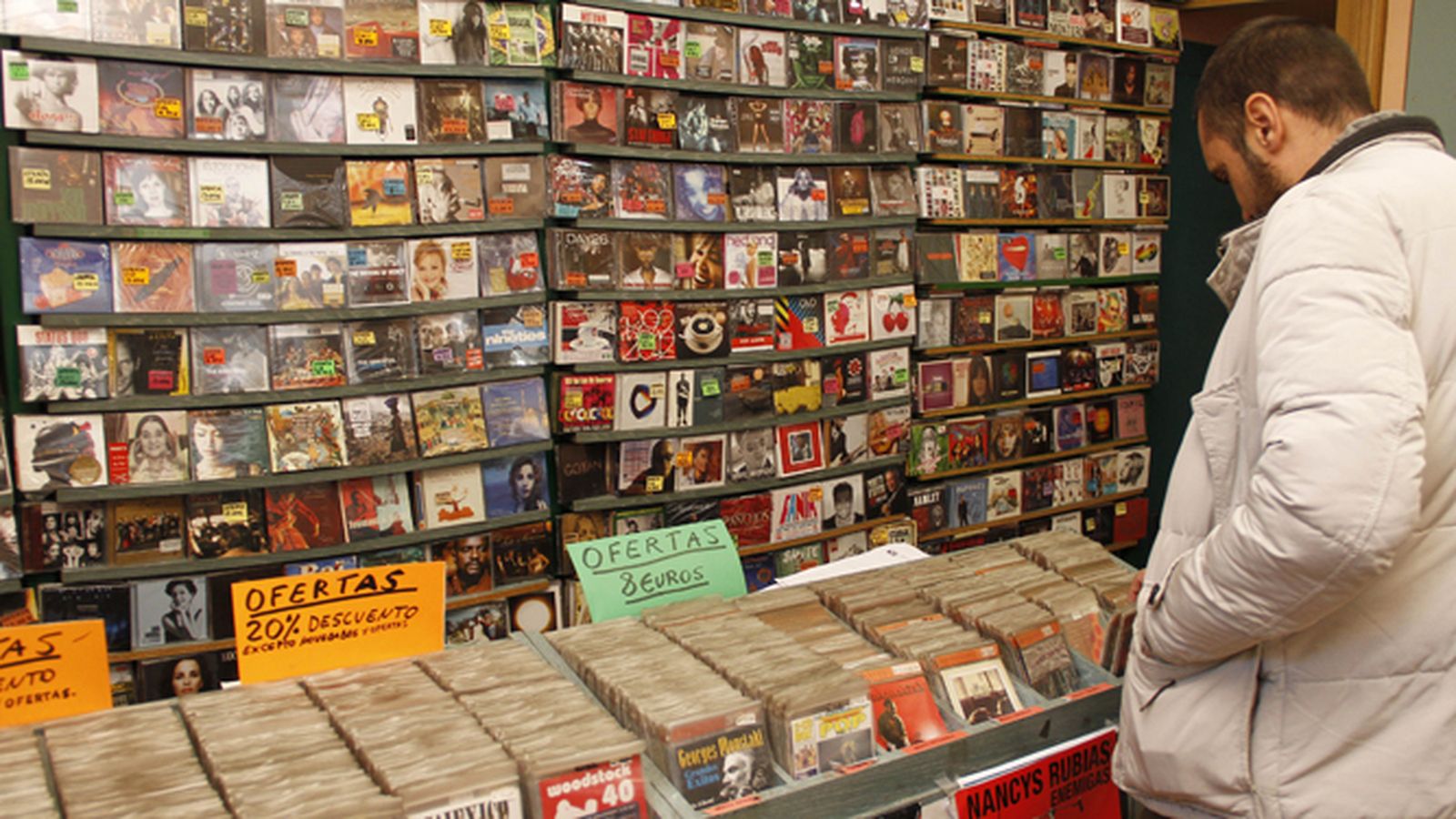 Un comprador en una tienda de discos.