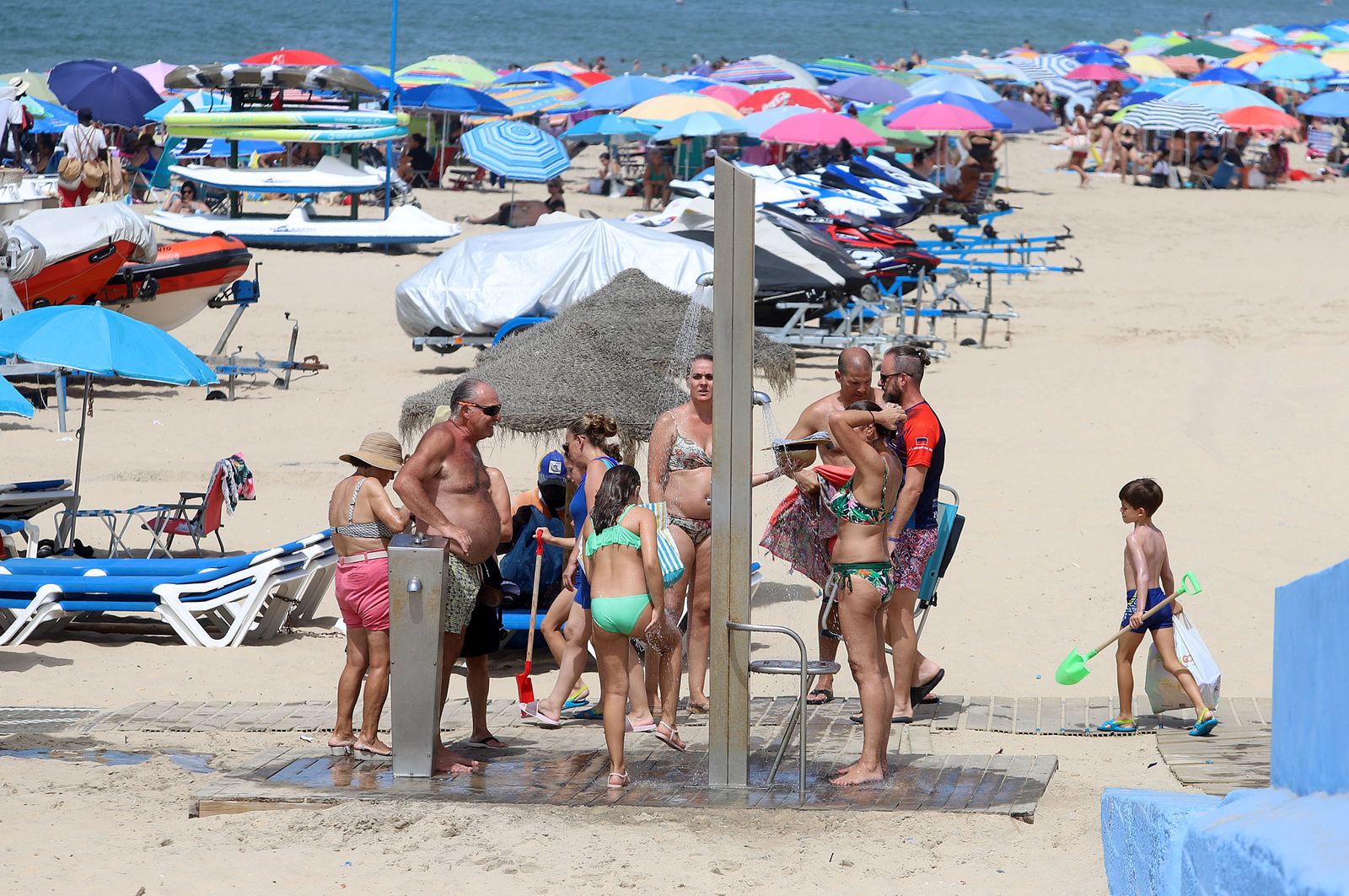 Imágenes del caluroso fin de semana en las playas de Huelva
