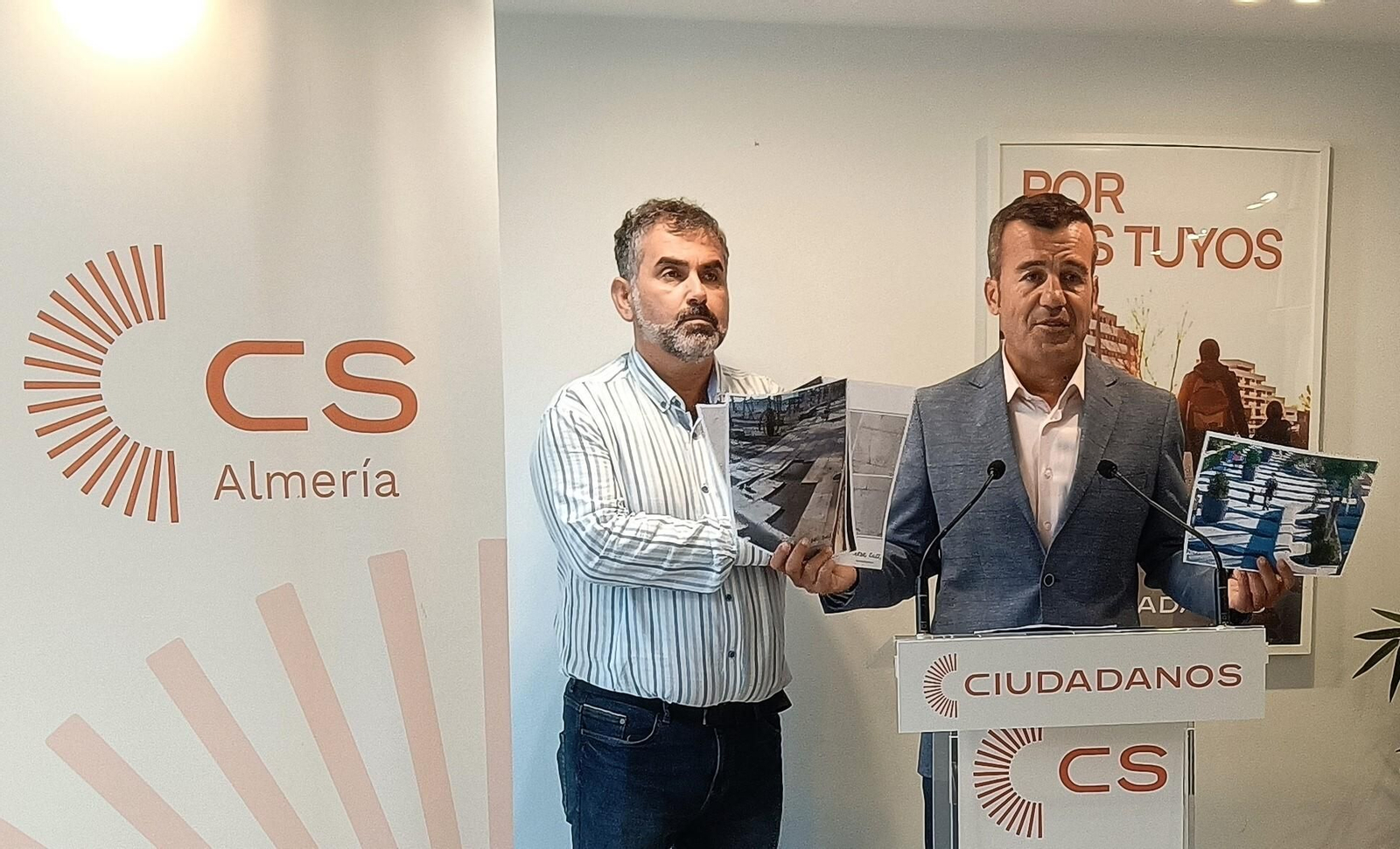 Responsables de Cs de Carboneras durante la denuncia por el estado del paseo marítimo.