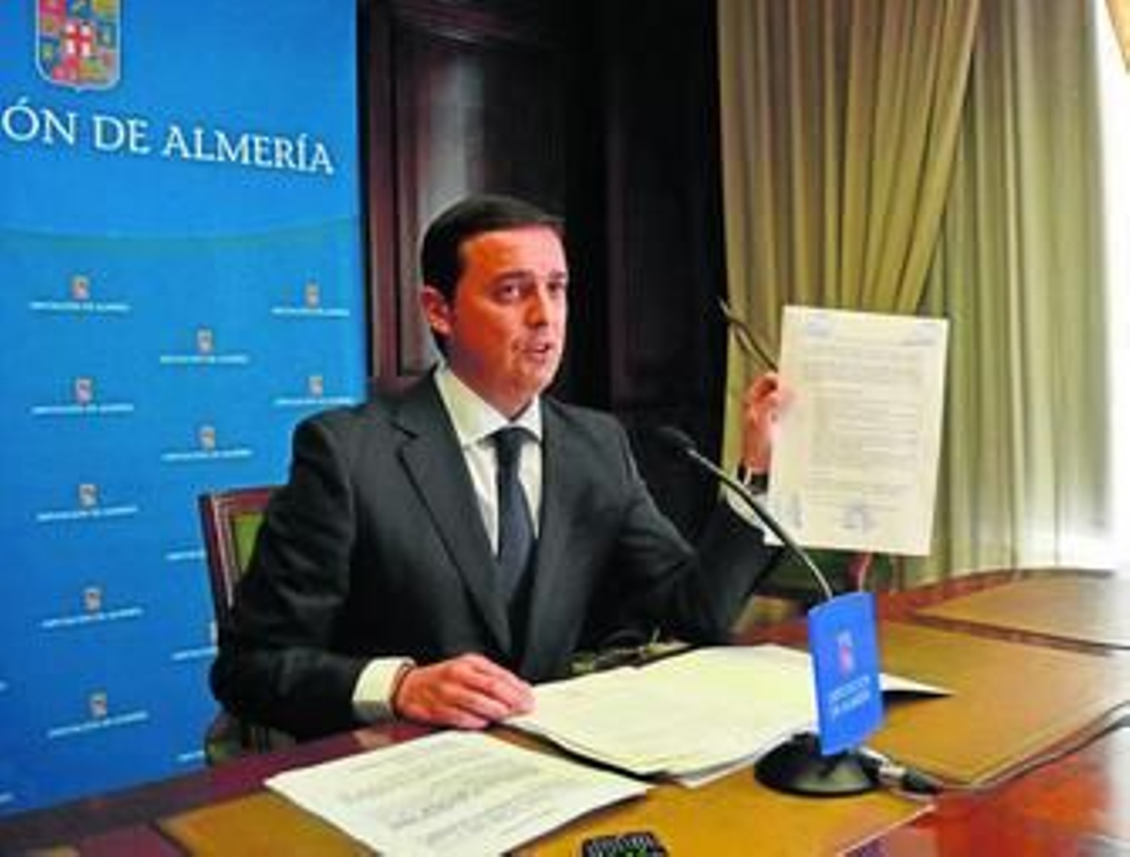 García mostró ayer los documentos que ha entregado al Fiscal Jefe de la Audiencia Provincial de Almería.