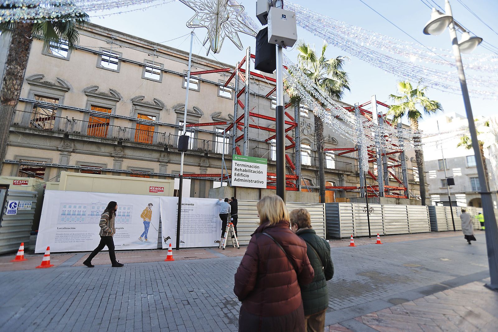 Imágenes de la colocación de vinilos de los restos arqueológicos encontrados en el antiguo edificio de Hacienda