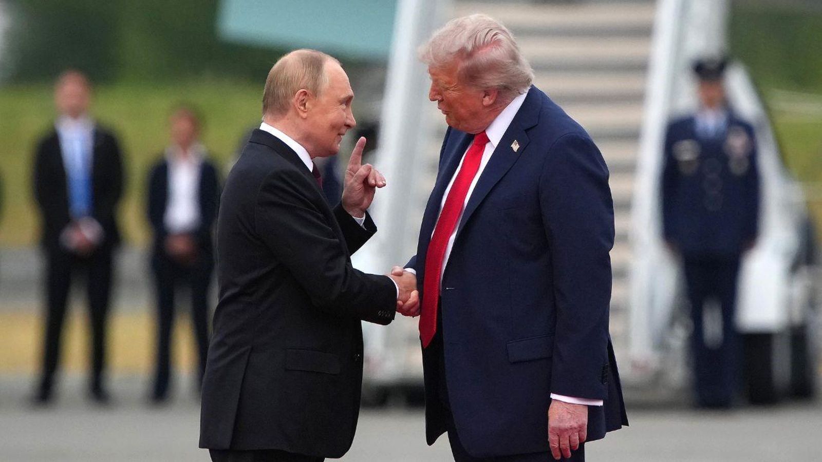 Trump y Putin se saludan en la base aérea de Elmendorf-Richardson