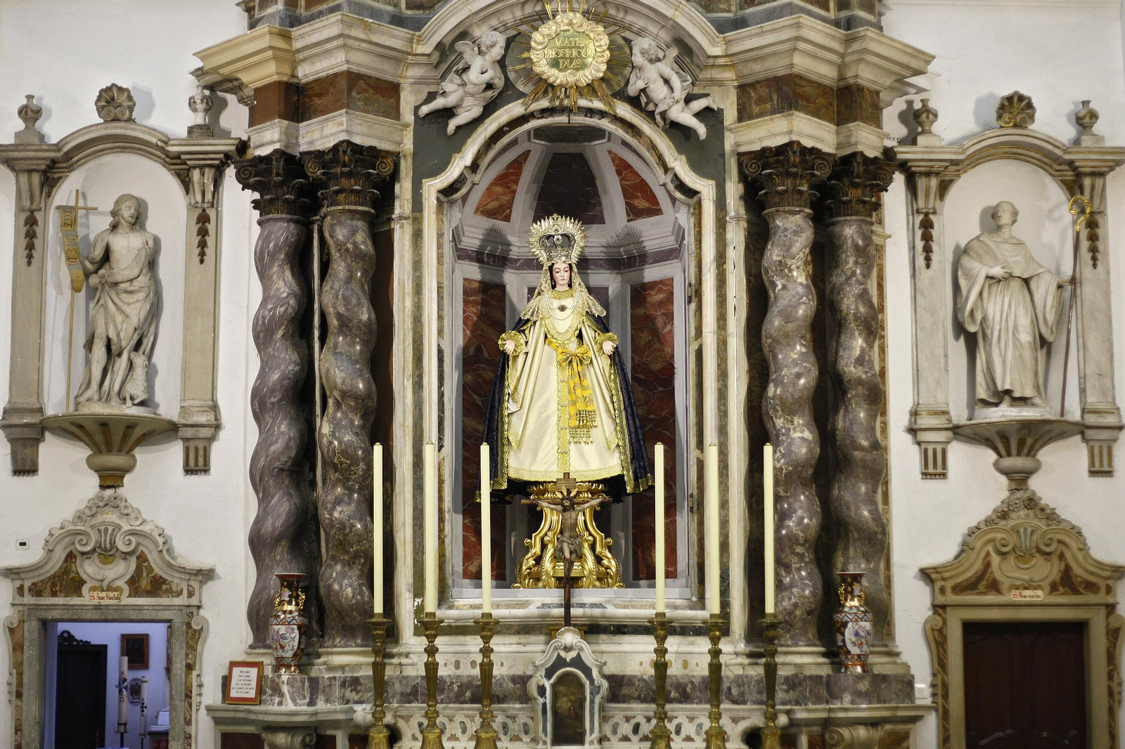 Retablo con la Misericordia de Savona, la histórica advocación que ha sido repuesta al culto en Santo Domingo.