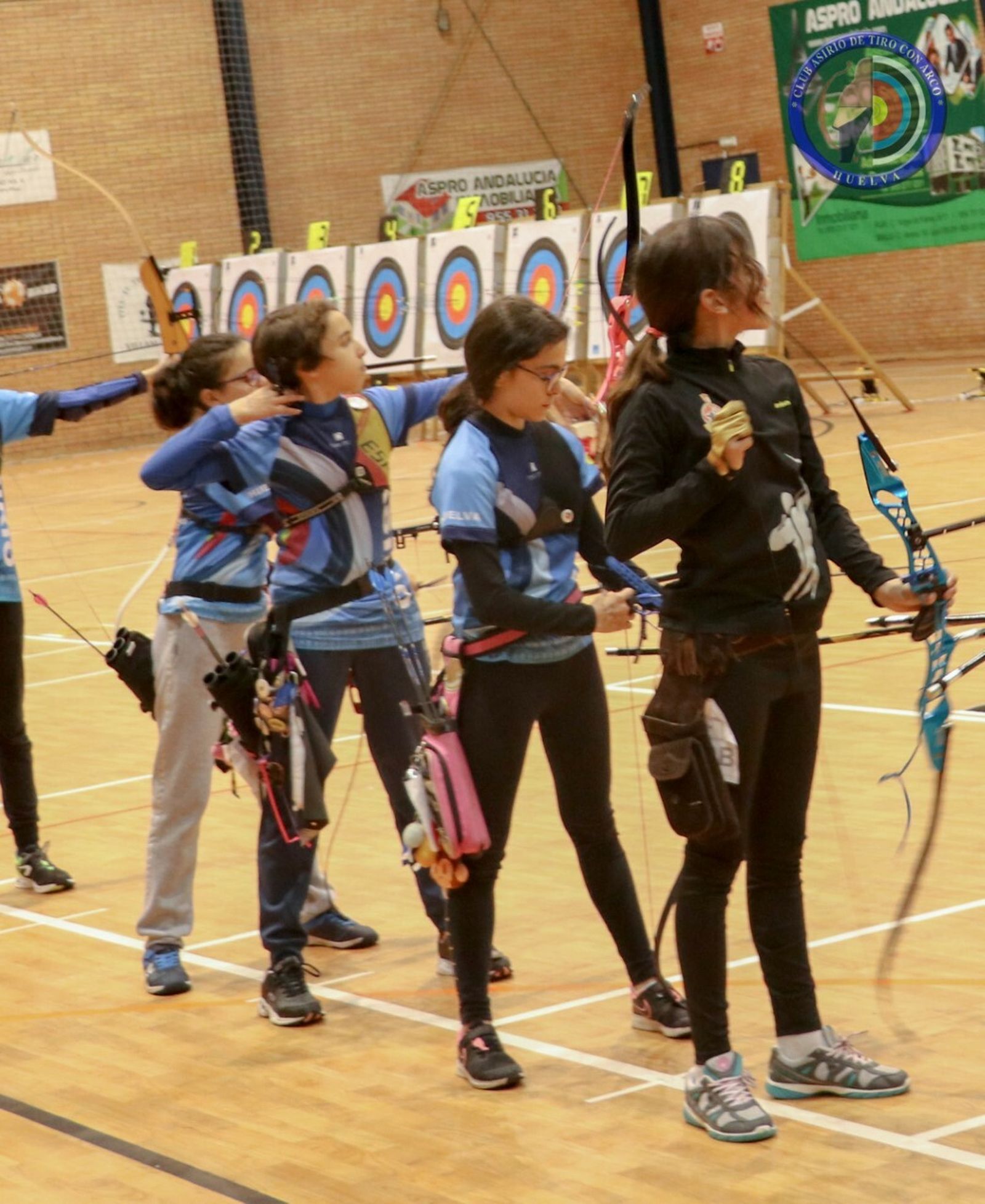 Miriam Camacho -2ª dcha- durante la competición celebrada en Sevilla.