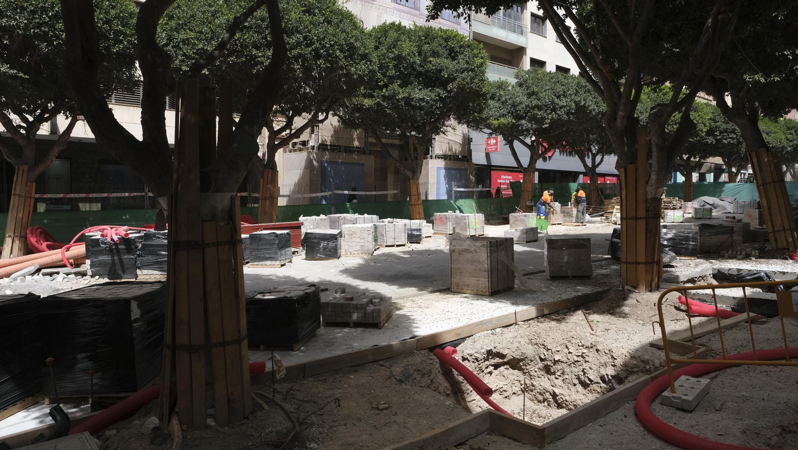 Las obras de peatonalización del Paseo de Almería entran en el turno de noche, en imágenes