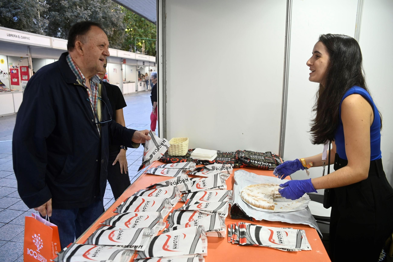 Las mejores imágenes del reparto de pastel cordobés en la Feria del Libro por el día de San rafael