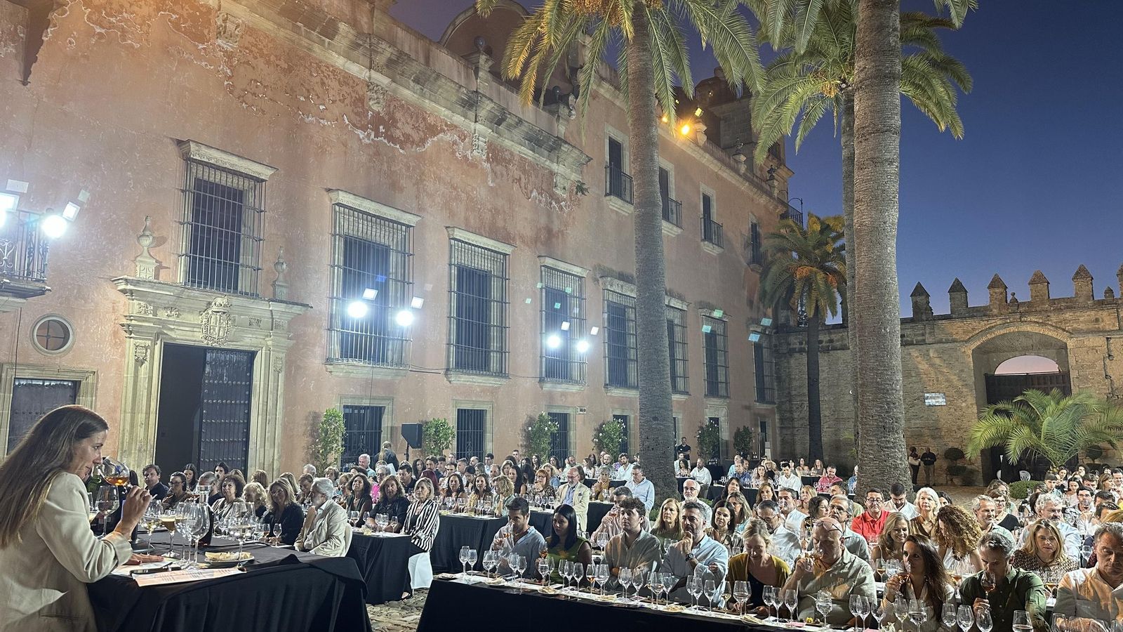 Lleno a rebosar en la Cata Magistral de Bodegas Fundador. Lleno a rebosar en la Cata Magistral de Bodegas Fundador.