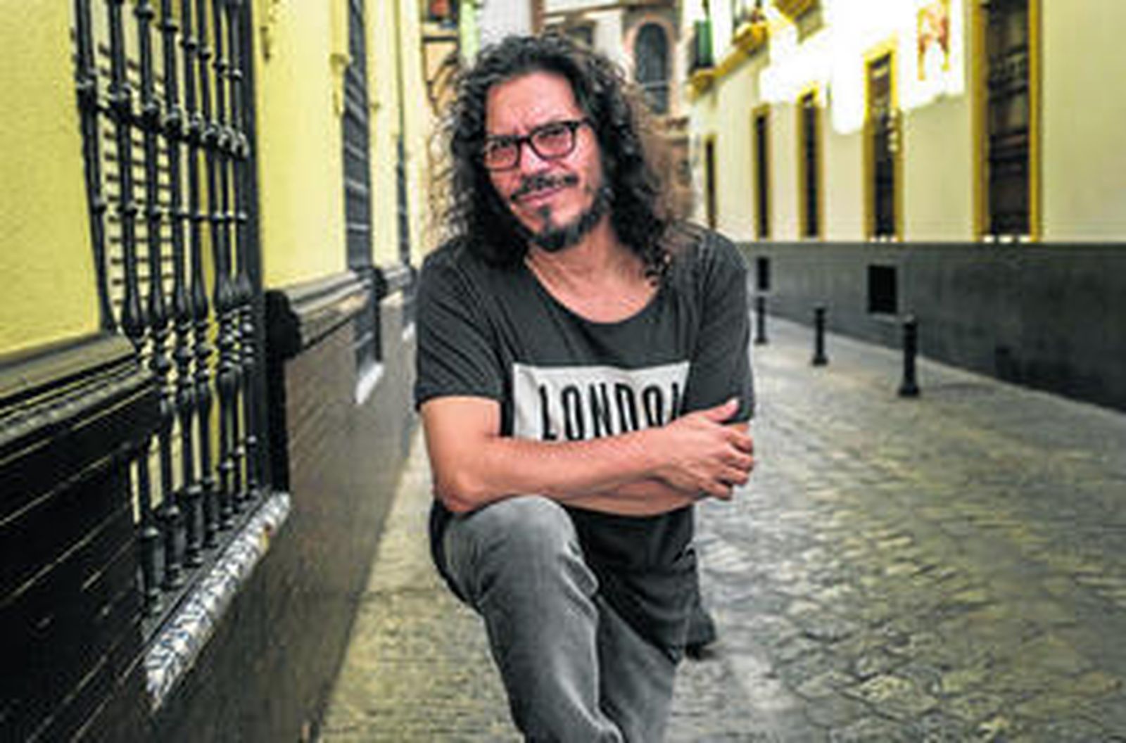 El guitarrista Raimundo Amador, retratado ayer en una calle del centro de Sevilla.