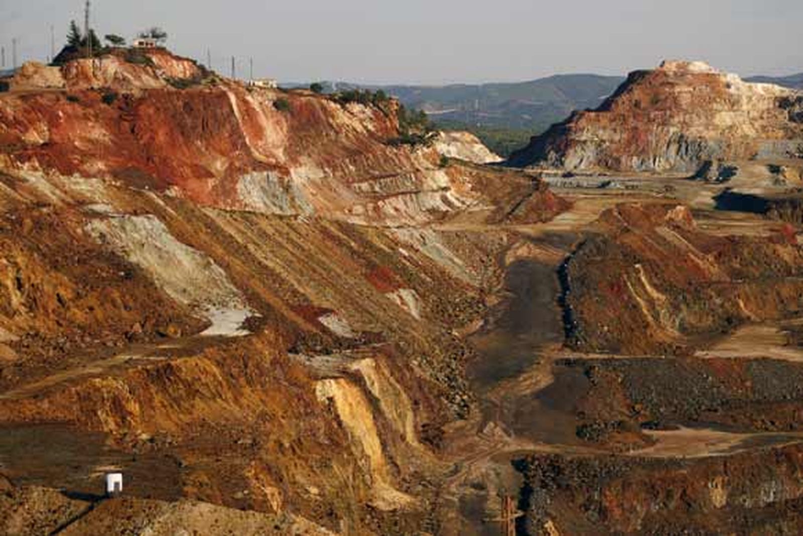 La Cuenca Minera de Huelva espera la recuperación de la explotación de Riotinto para que se le devuelva el esplendor a una comarca azotada por el paro

Foto: Fito Carreto