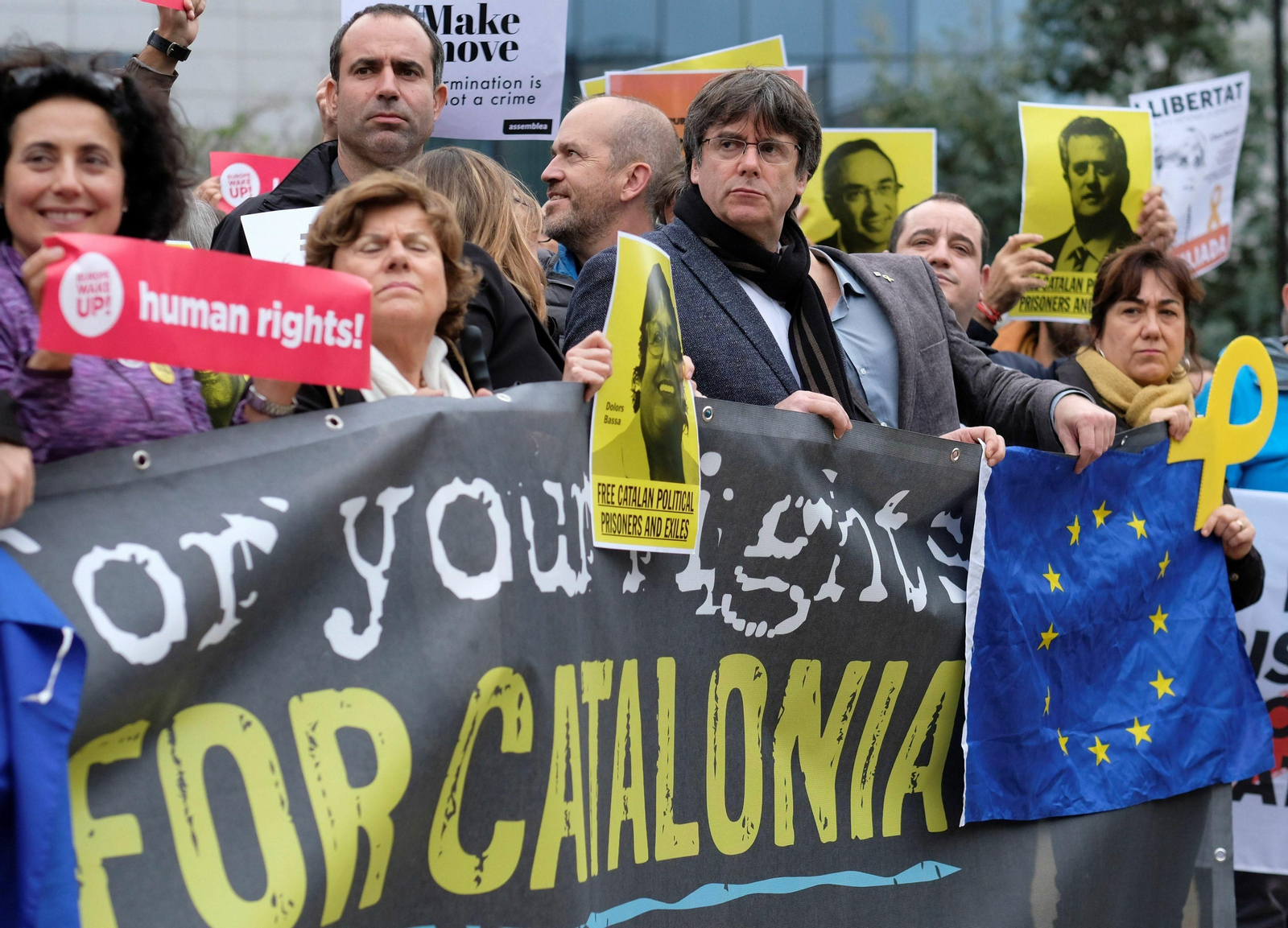 El ex jefe del 'Govern' Carles Puigdemont, junto a unas treinta personas entre eurodiputados y simpatizantes, frente a la sede de la Eurocámara en Bruselas, este martes.