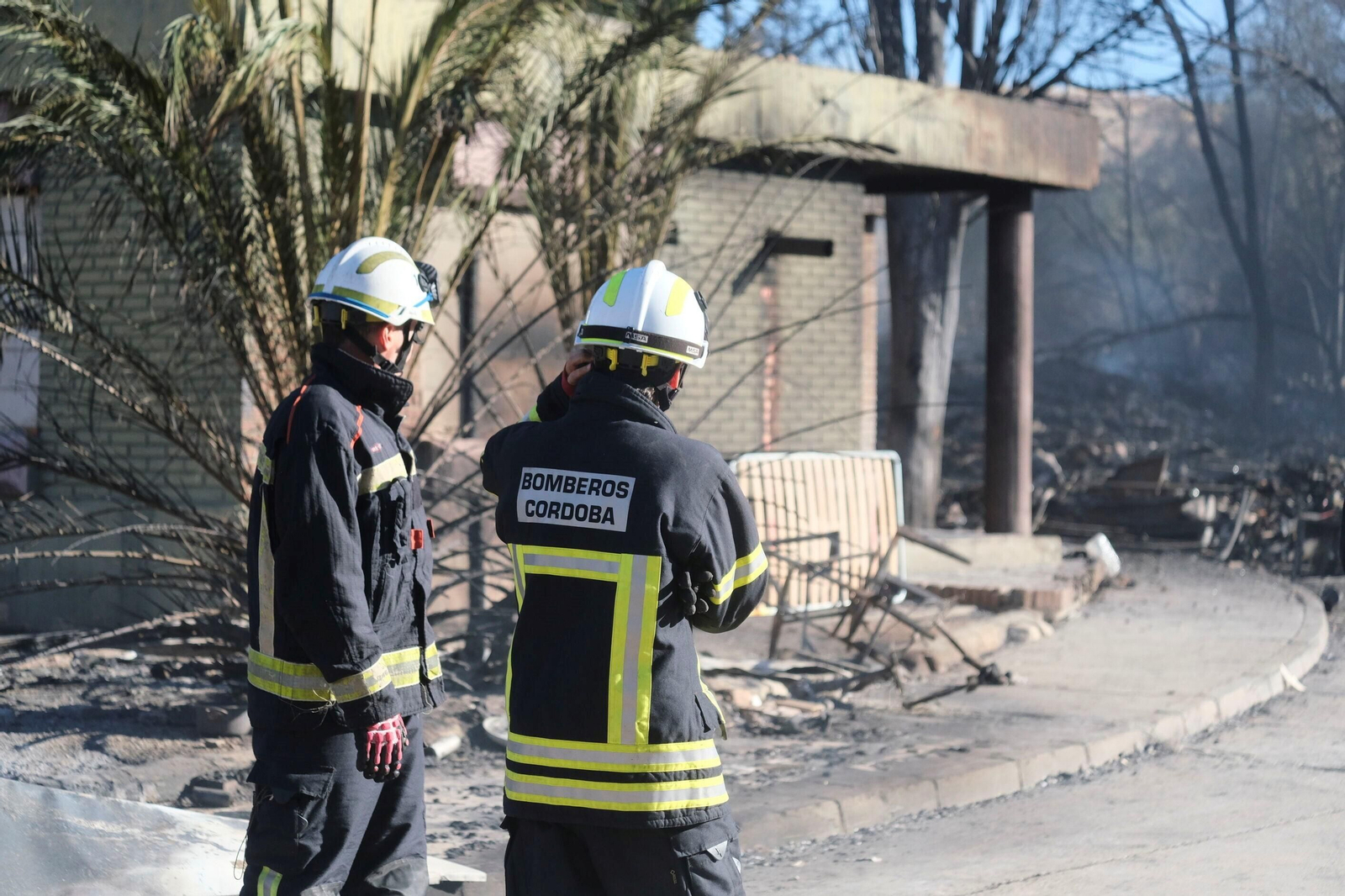 El día después del gran incendio de Chinales, en fotografías: rescoldos, humo y pérdidas El día después del gran incendio de Chinales, en fotografías: rescoldos, humo y pérdidas
