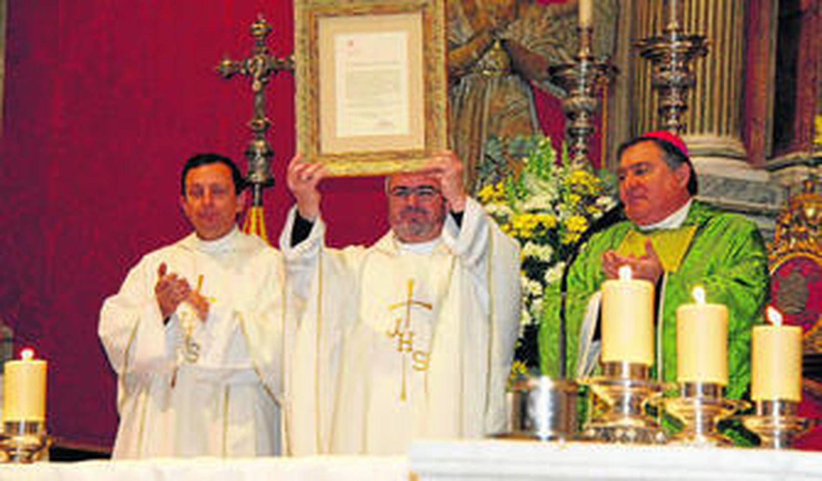 El párroco Diego Valle junto al obispo de la Diócesis de Asidonia-Jerez, José Mazuelos, mostrando el documento que acredita a la Iglesia Mayor Prioral como Basílica Menor.