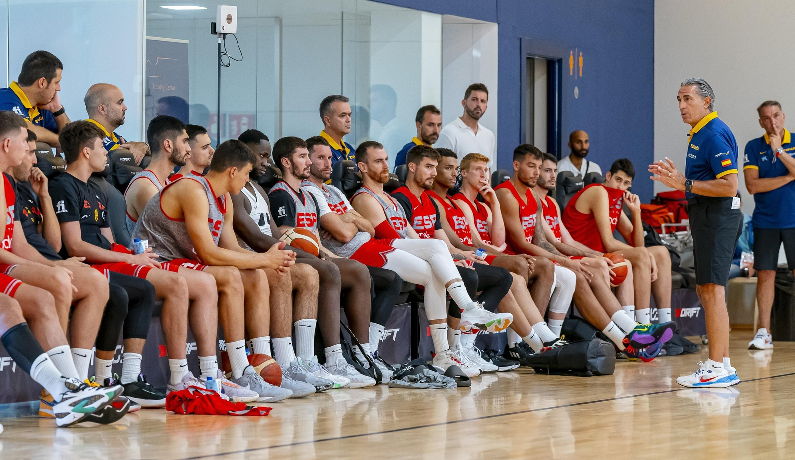 Scariolo se dirige a sus jugadores.