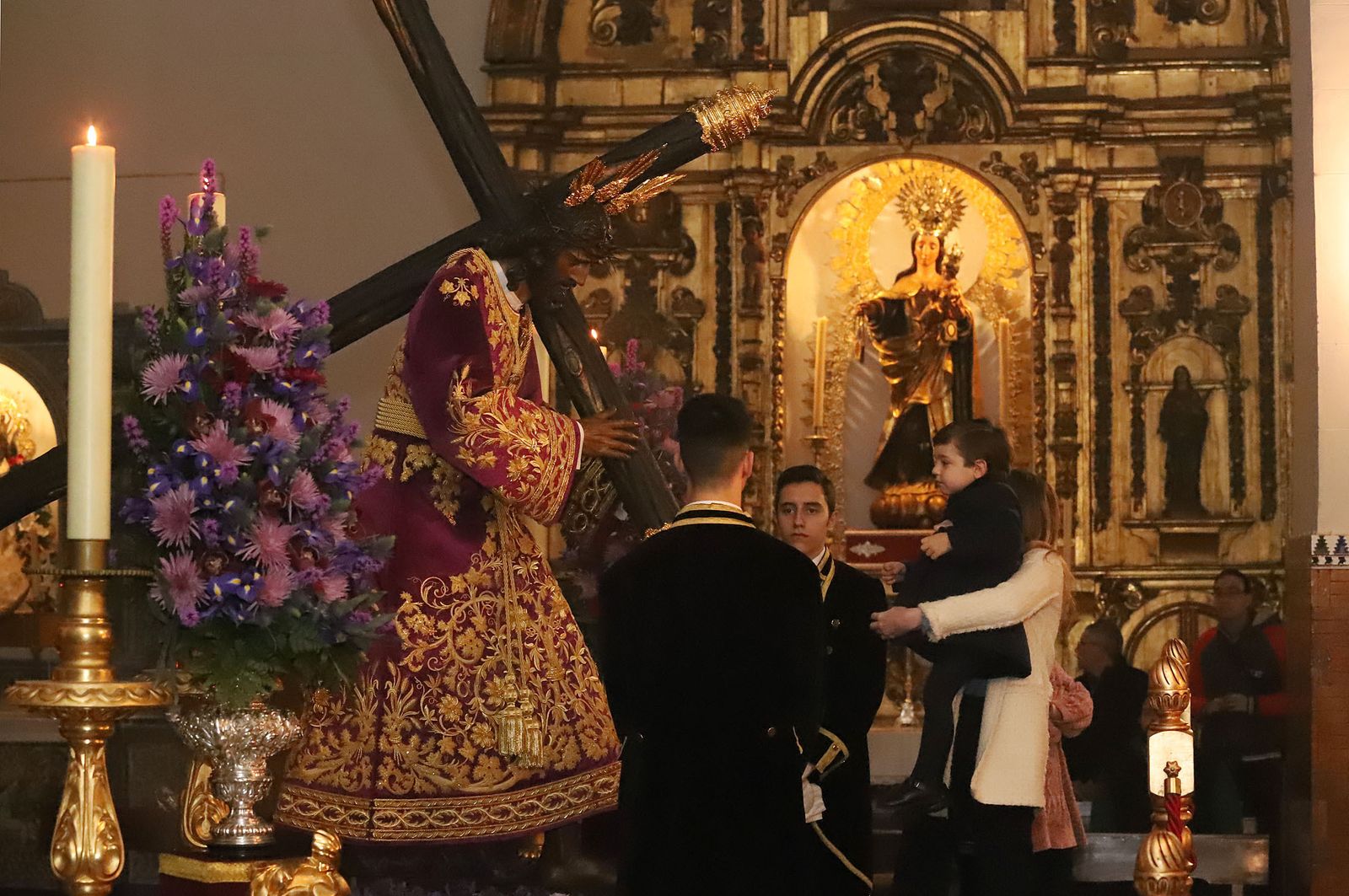 Imágenes de la bendición la la nueva túnica del Señor de Pasión y posterior besamanos